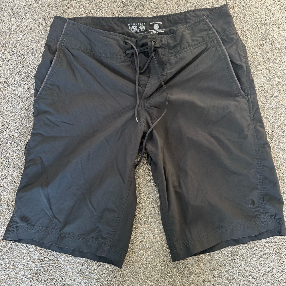 Men’s size 30 mountain hardware shorts.